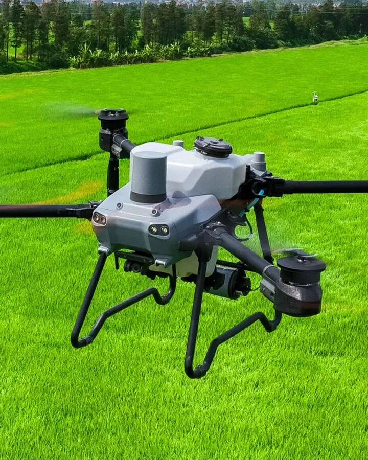 Dron DJI Agras pulverizando un cultivo